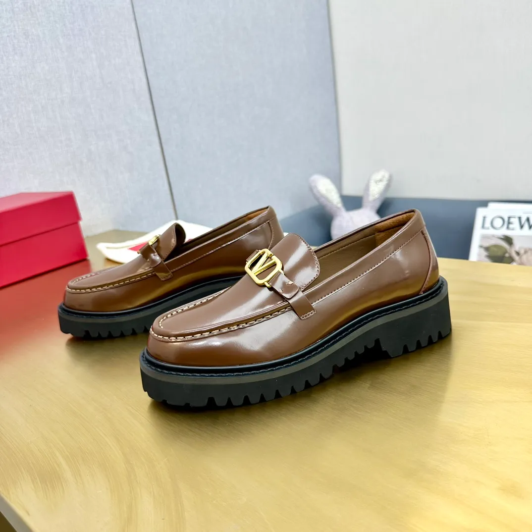 👟👟Ex-factory price 560👟👟 2024【VALENTINO】Valentino's early spring fashionable slip-on loafers are hot new🆕 Versatile style with temperament💃🏻 Slay the whole audience immediately when you put them on [Love] The ultra-simple design is more timeless and attractive! Fashionable and neat feeling, it is a magic tool for increasing your height and slimming down ✨ The shoe collar is specially added with anti-wear latex! You won't feel tired after walking all day long🦶🏻 The upper is made of open-edge beaded cowhide material and paired with a calfskin lining, which is full of texture! 👿Bottom thickness 4.0cm 👿Color: Black Brown 👿Size: 35-40 Factory ready supply